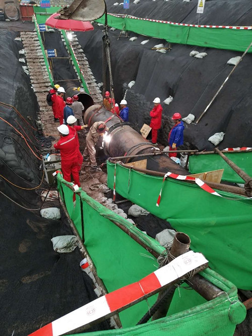 三聯(lián)磁電管道消磁-東北石油換管作業(yè)區(qū)-管道消磁完成，管口焊接